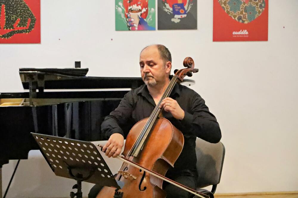 <p>Izvođenje muzike domaćih kompozitora smatraju svojom obavezom, kazala je Lekić, ali djela profesora Gačevića zauzimaju posebno mjesto</p>