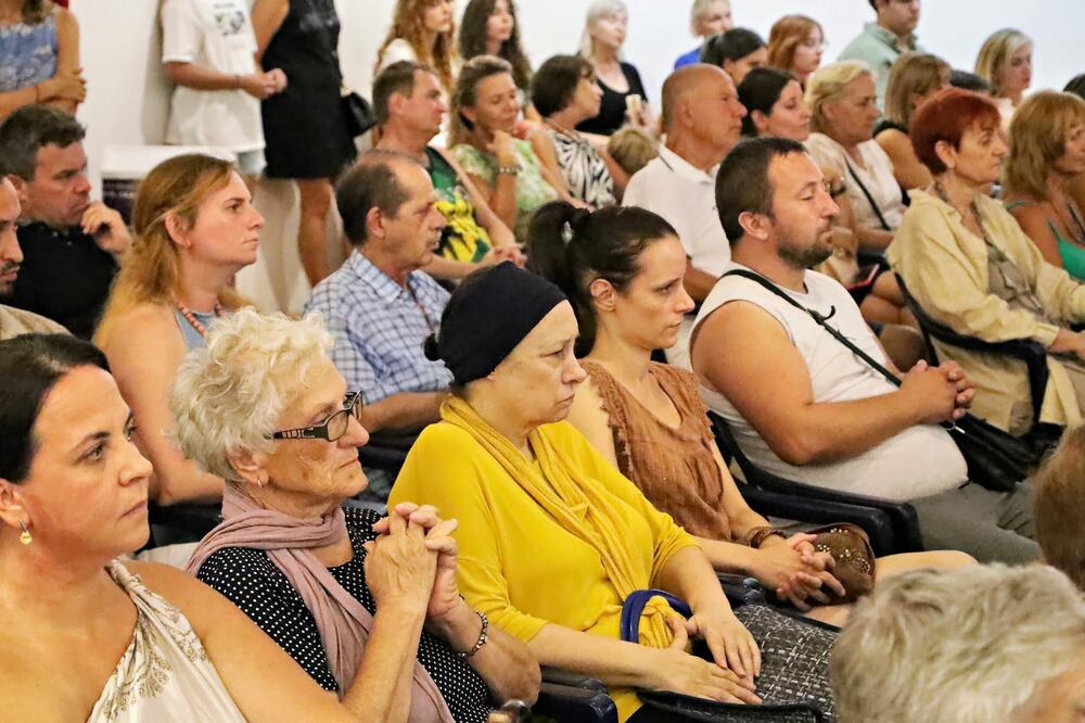 <p>Izvođenje muzike domaćih kompozitora smatraju svojom obavezom, kazala je Lekić, ali djela profesora Gačevića zauzimaju posebno mjesto</p>