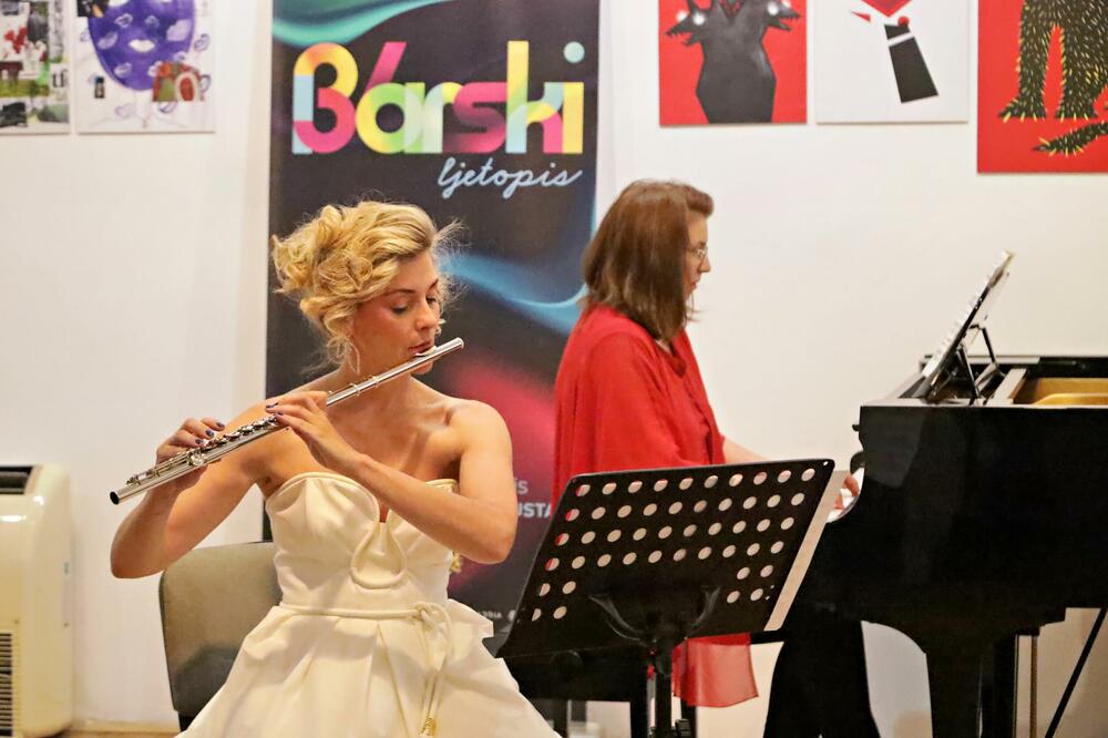 <p>Izvođenje muzike domaćih kompozitora smatraju svojom obavezom, kazala je Lekić, ali djela profesora Gačevića zauzimaju posebno mjesto</p>