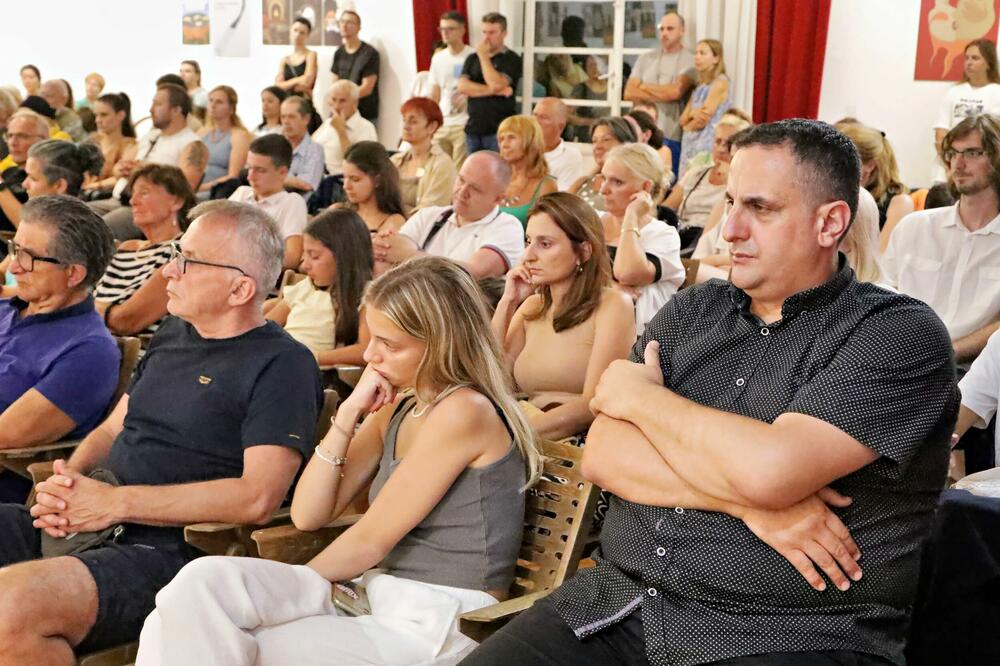 <p>Izvođenje muzike domaćih kompozitora smatraju svojom obavezom, kazala je Lekić, ali djela profesora Gačevića zauzimaju posebno mjesto</p>