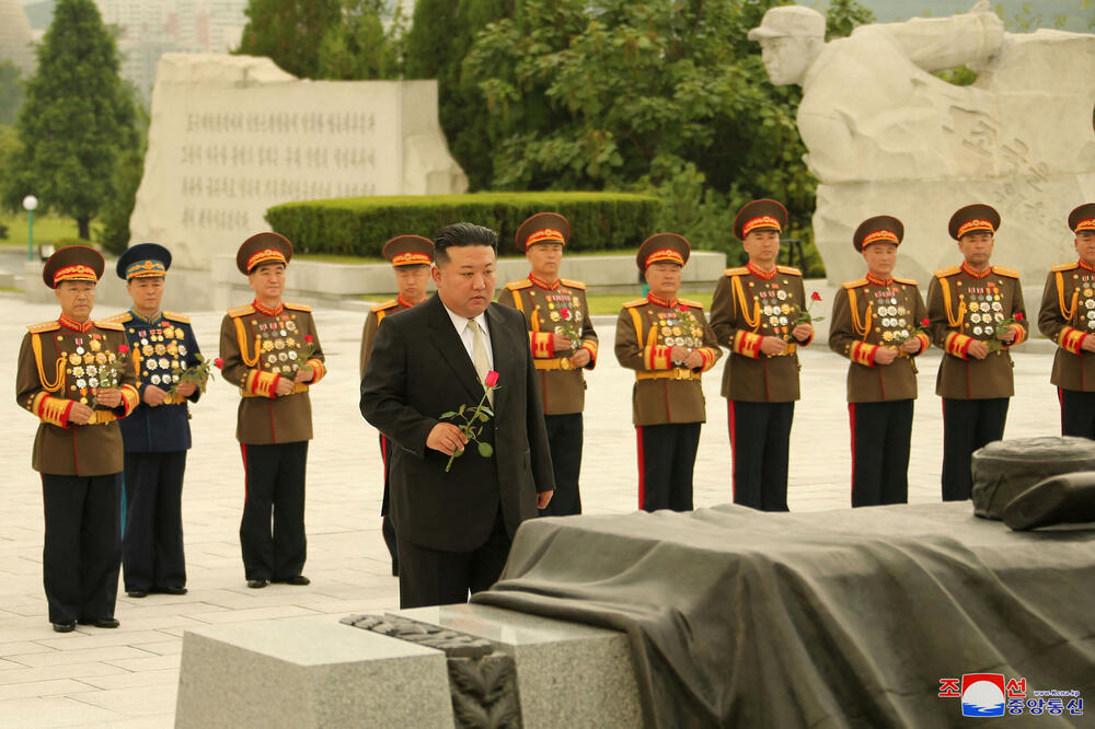 Sjevernokorejski lider Kim Džong Un stavlja cvijet tokom posjete grobu veterana Otadžbinskog oslobodilačkog rata u Pjongjangu, Foto: Reuters