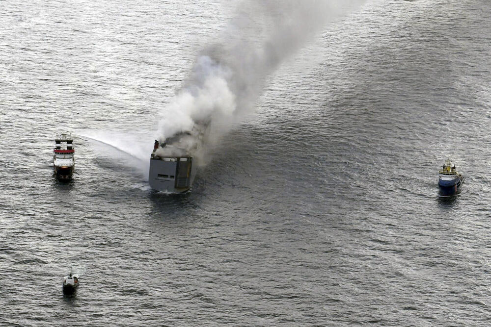 <p>Čamci i helikopteri su korišćeni da se 23 člana posade izvuku sa broda nakon što su bezuspješno pokušali da ugase požar, navodi se u saopštenju obalske straže</p>