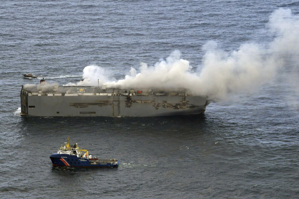 <p>Čamci i helikopteri su korišćeni da se 23 člana posade izvuku sa broda nakon što su bezuspješno pokušali da ugase požar, navodi se u saopštenju obalske straže</p>
