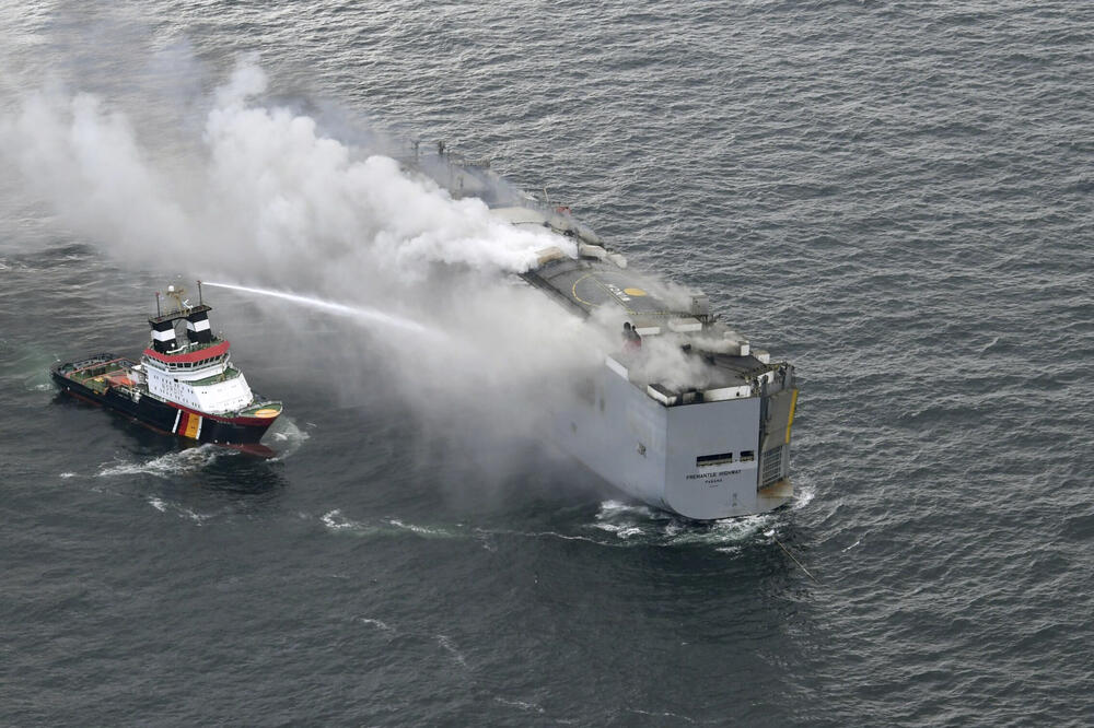 Brod koji se zapalio u Sjevernom moru, Foto: Beta/AP