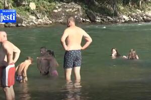 Građani Bijelog Polja tradicionalno se kupaju u Limu: Problem su...