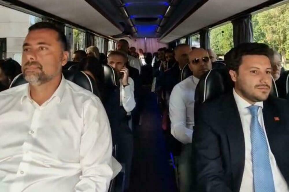 Detalj iz autobusa sa članovima izvršne vlasti: Premijer Abazović na čelu, iza njega šef policije Terzić, Foto: gov.me