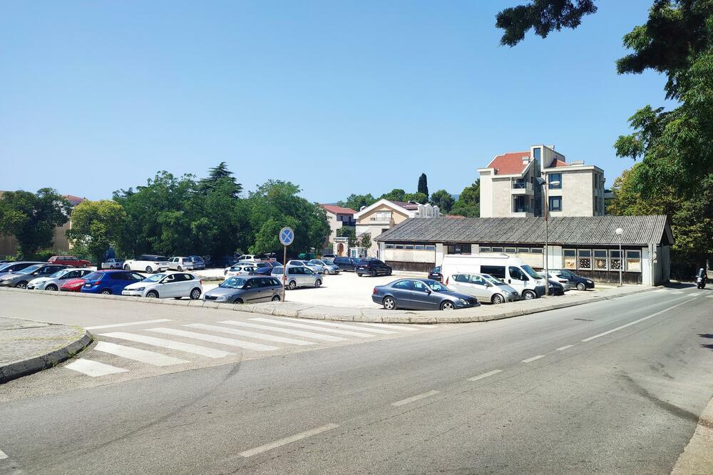 Parcelu platili 1,77 miliona eura: Plac CBCG u centru Tivta, Foto: Siniša Luković
