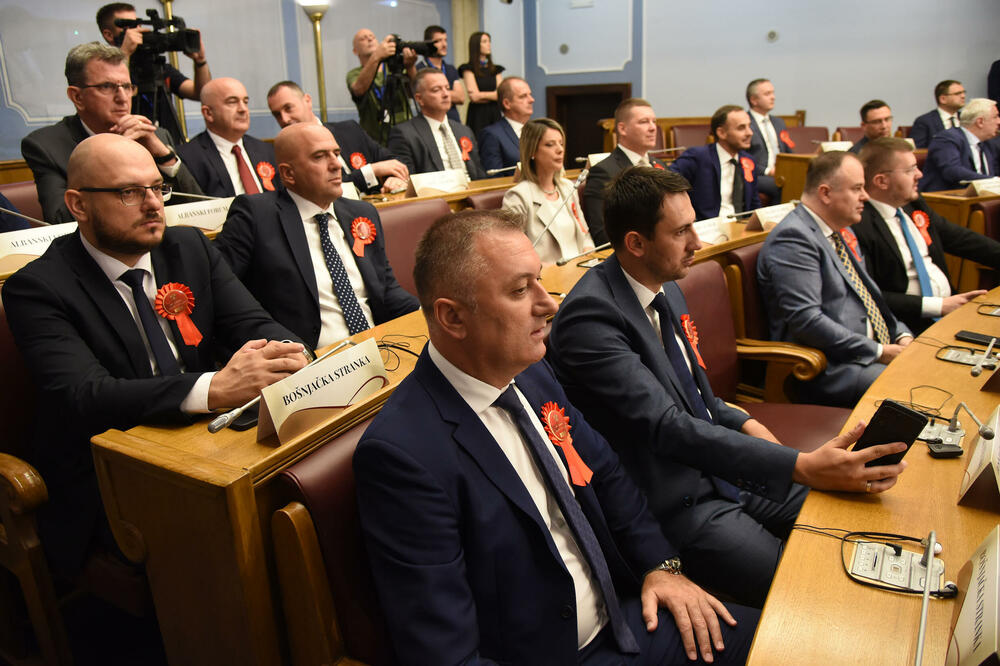 <p>Pogledajte fotografije koje je zabilježio foto-reporter "Vijesti" Luka Zeković i fotografije Skupštine Crne Gore</p>