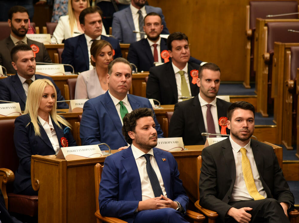 <p>Pogledajte fotografije koje je zabilježio foto-reporter "Vijesti" Luka Zeković i fotografije Skupštine Crne Gore</p>