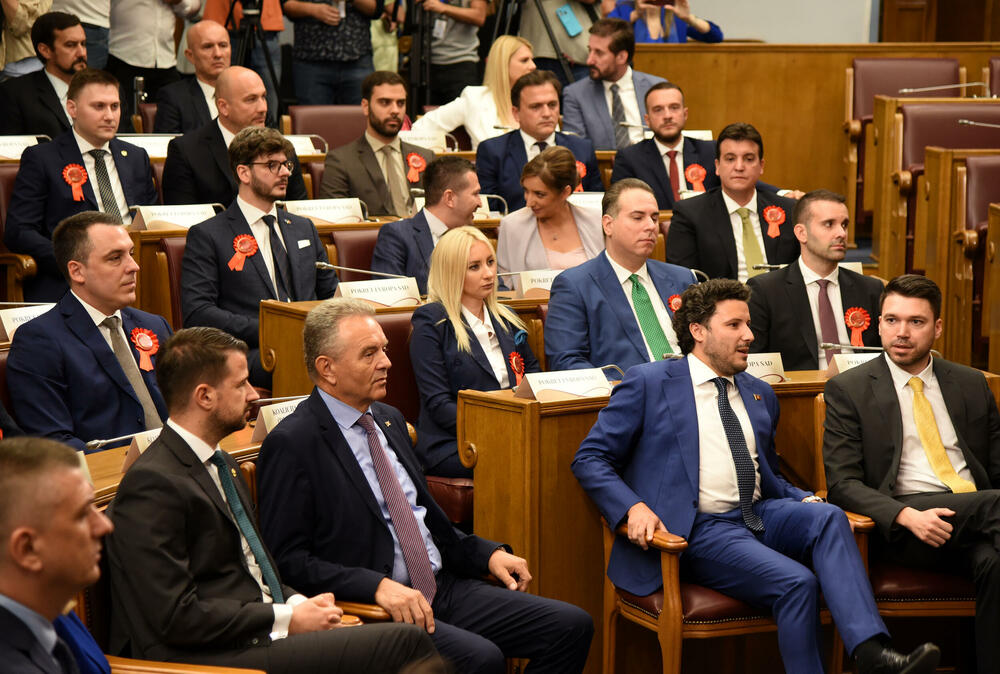 <p>Pogledajte fotografije koje je zabilježio foto-reporter "Vijesti" Luka Zeković i fotografije Skupštine Crne Gore</p>