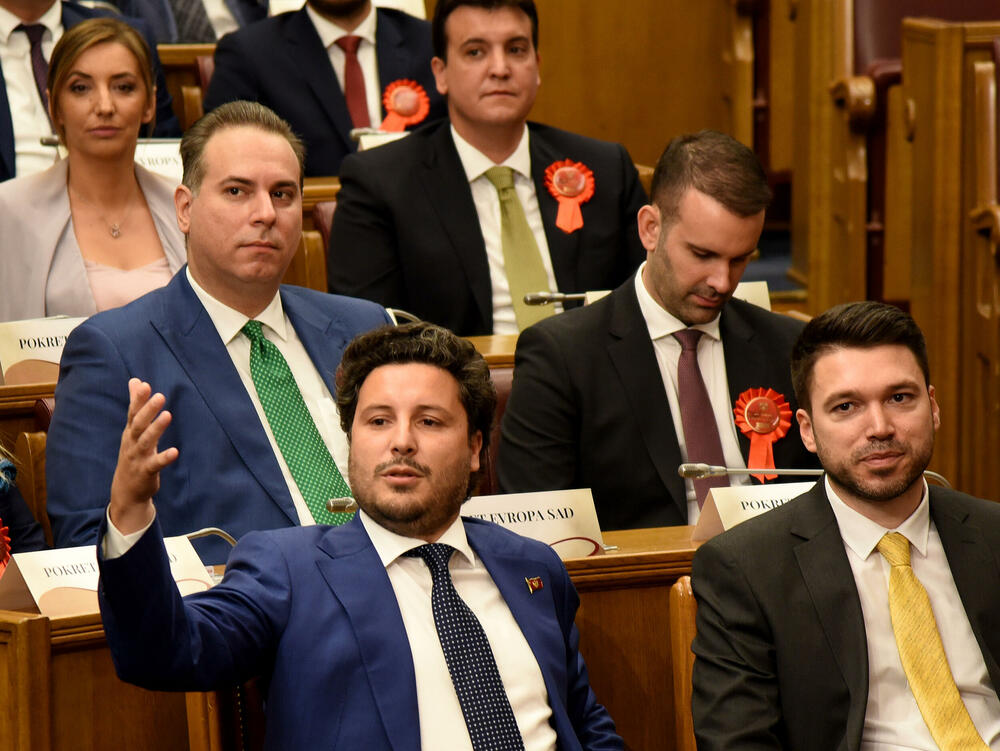 <p>Pogledajte fotografije koje je zabilježio foto-reporter "Vijesti" Luka Zeković i fotografije Skupštine Crne Gore</p>