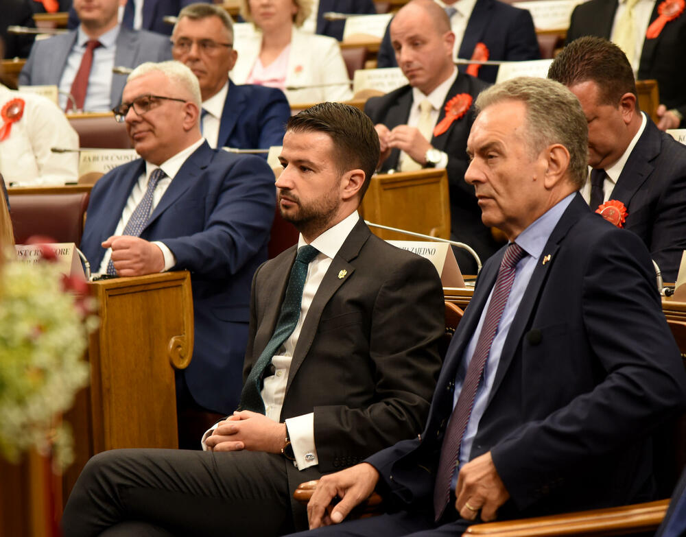 <p>Pogledajte fotografije koje je zabilježio foto-reporter "Vijesti" Luka Zeković i fotografije Skupštine Crne Gore</p>