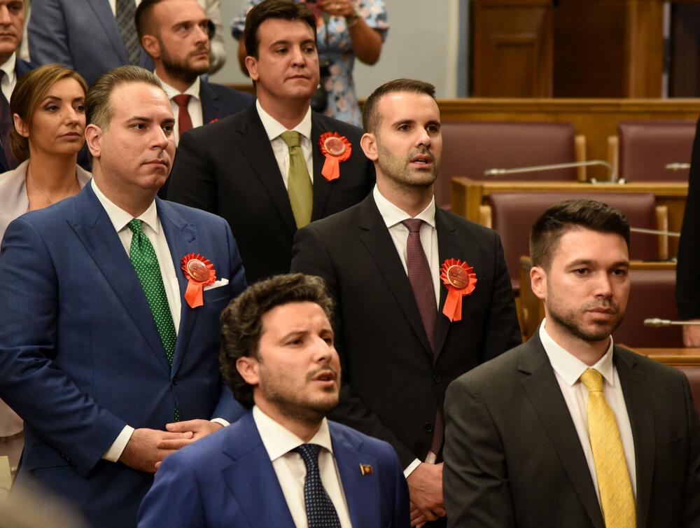 <p>Pogledajte fotografije koje je zabilježio foto-reporter "Vijesti" Luka Zeković i fotografije Skupštine Crne Gore</p>