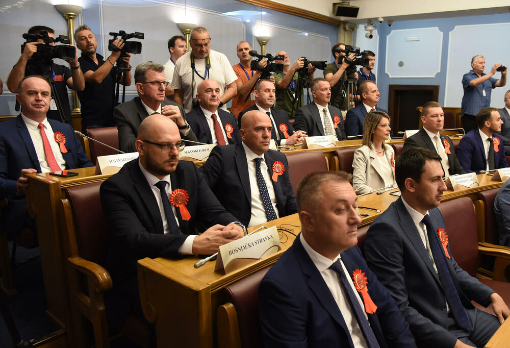 <p>Pogledajte fotografije koje je zabilježio foto-reporter "Vijesti" Luka Zeković i fotografije Skupštine Crne Gore</p>