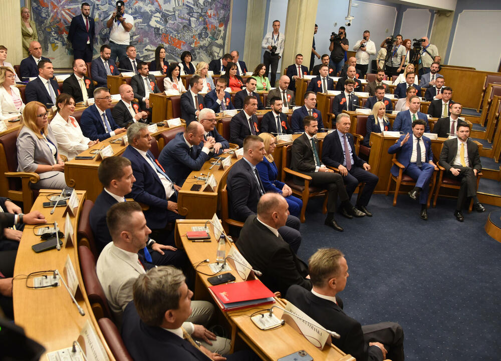 <p>Pogledajte fotografije koje je zabilježio foto-reporter "Vijesti" Luka Zeković i fotografije Skupštine Crne Gore</p>