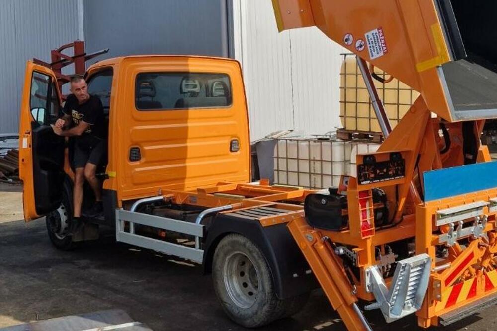 Novi mini kamion sa vertikalnom nadgradnjom, Foto: Opština Tivat