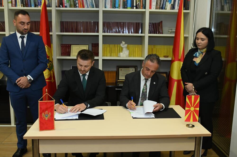 Detalj sa potpisivanja Memoradnuma: Dukaj i Aliu, Foto: MJU