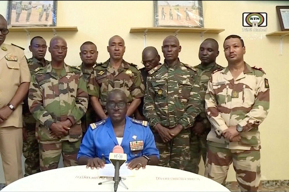 Portparol vojske Nigera, pukovnik major Amadu Adramane, govori na nacionalnoj televiziji, nakon što je predsjednik Mohamed Bazum zadržan u predsjedničkoj palati, u Niameju, Foto: Reuters