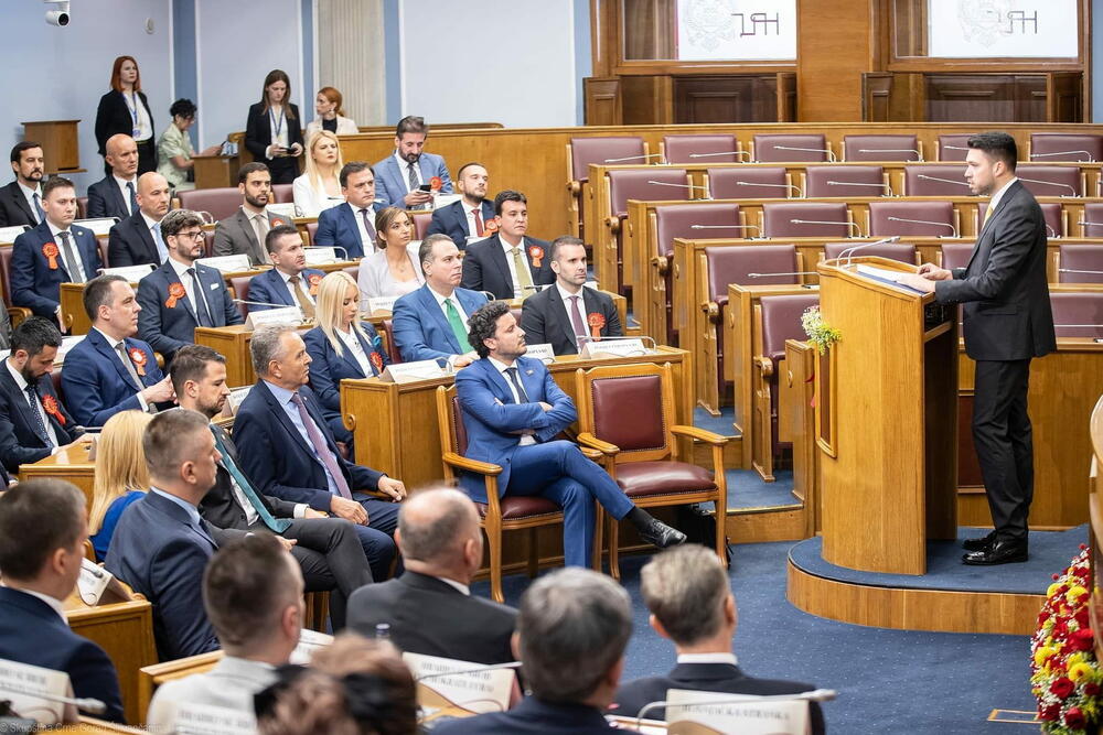 <p>Pogledajte fotografije koje je zabilježio foto-reporter "Vijesti" Luka Zeković i fotografije Skupštine Crne Gore</p>
