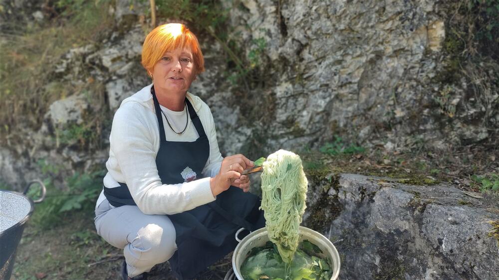 <p>U Šavniku organizovan međunarodni umjetnički projekat "Sve boje Crne Gore - bojenje vune biljnim bojama"</p>