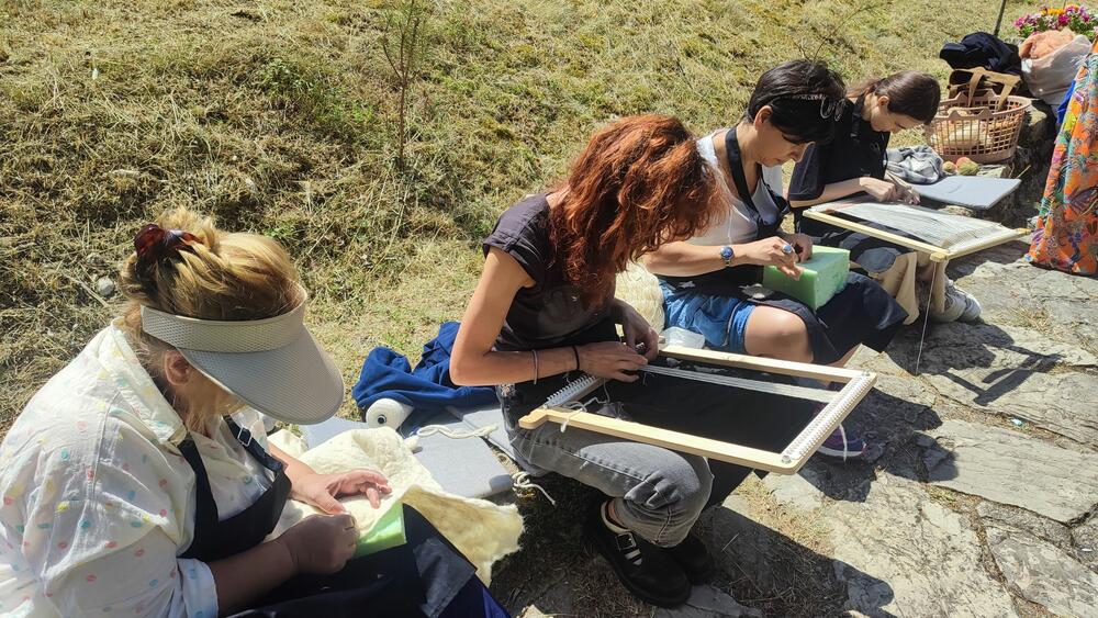 <p>U Šavniku organizovan međunarodni umjetnički projekat "Sve boje Crne Gore - bojenje vune biljnim bojama"</p>