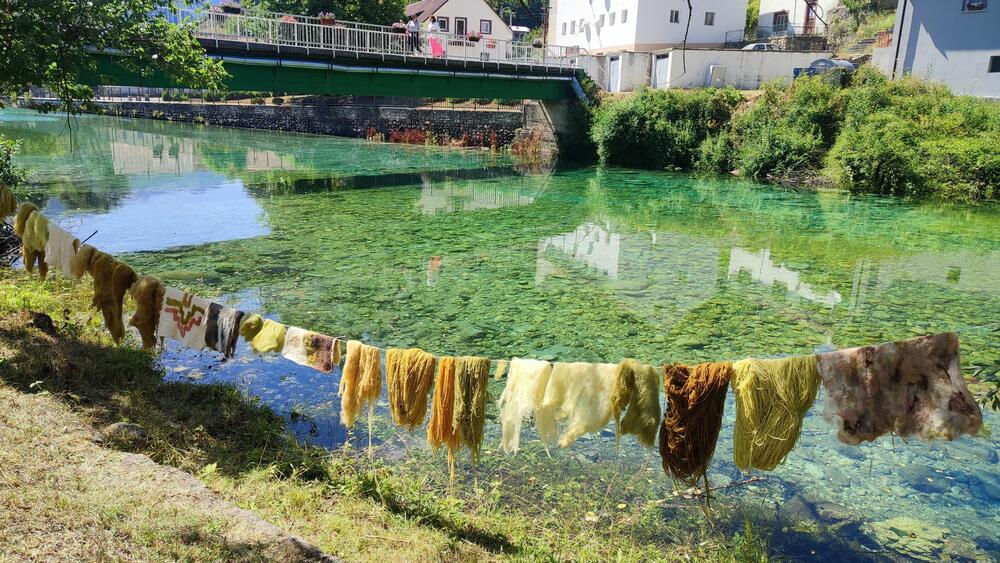 <p>U Šavniku organizovan međunarodni umjetnički projekat "Sve boje Crne Gore - bojenje vune biljnim bojama"</p>
