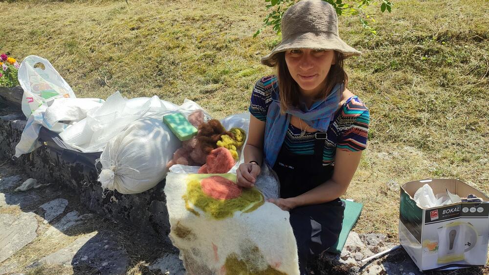 <p>U Šavniku organizovan međunarodni umjetnički projekat "Sve boje Crne Gore - bojenje vune biljnim bojama"</p>