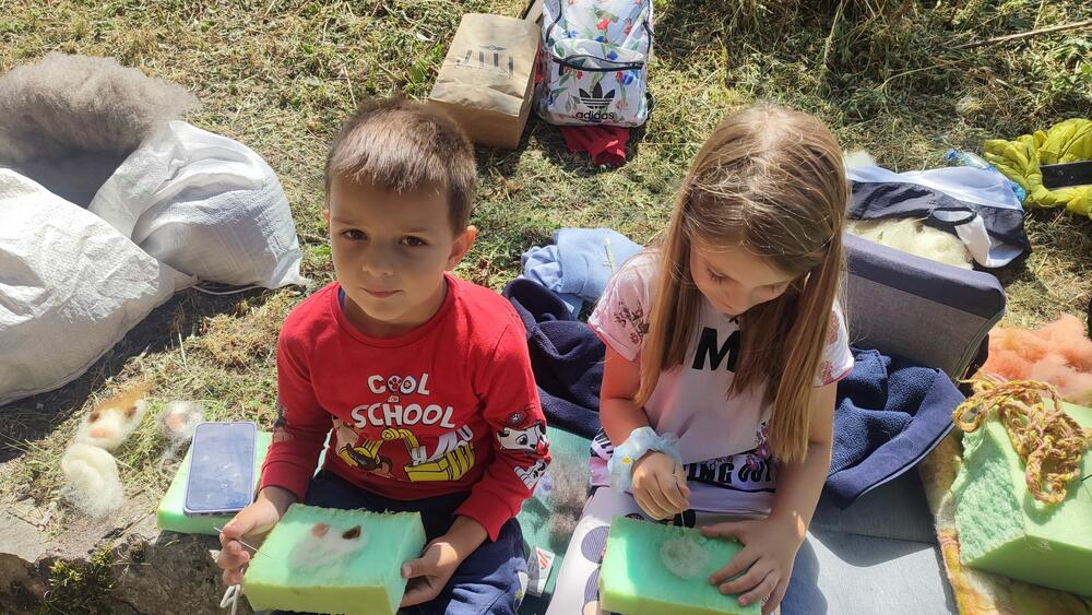 <p>U Šavniku organizovan međunarodni umjetnički projekat "Sve boje Crne Gore - bojenje vune biljnim bojama"</p>