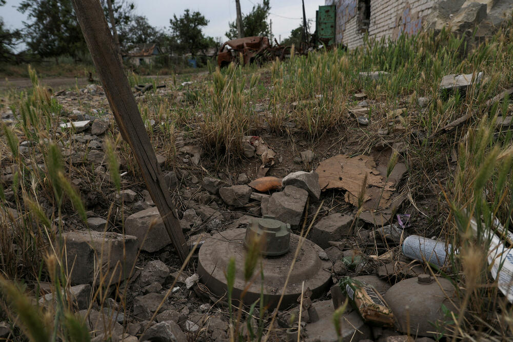 Protivtenkovska mina u selu Neskučne u Donjeckom regionu, koje su nedavno preuzele ukrajinske snage