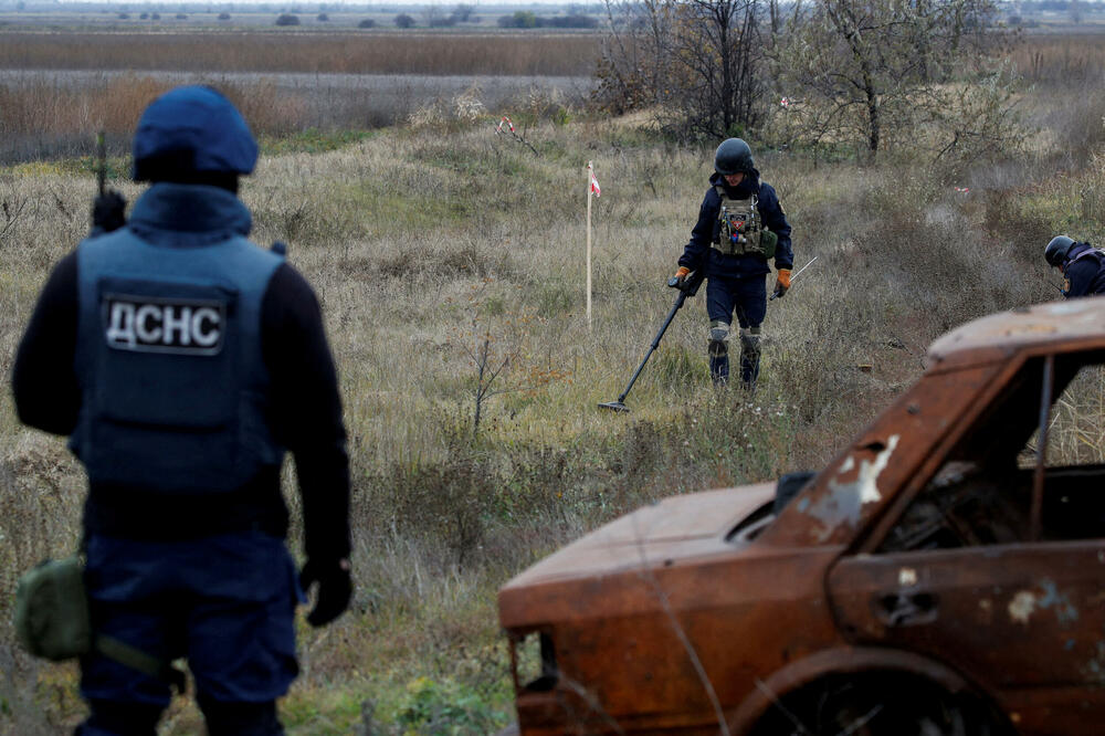 Ukrajinski stručnjaci za mine traže neeksplodirana ubojna sredstva i nagazne mine u Hersonskoj oblasti, Foto: Reuters