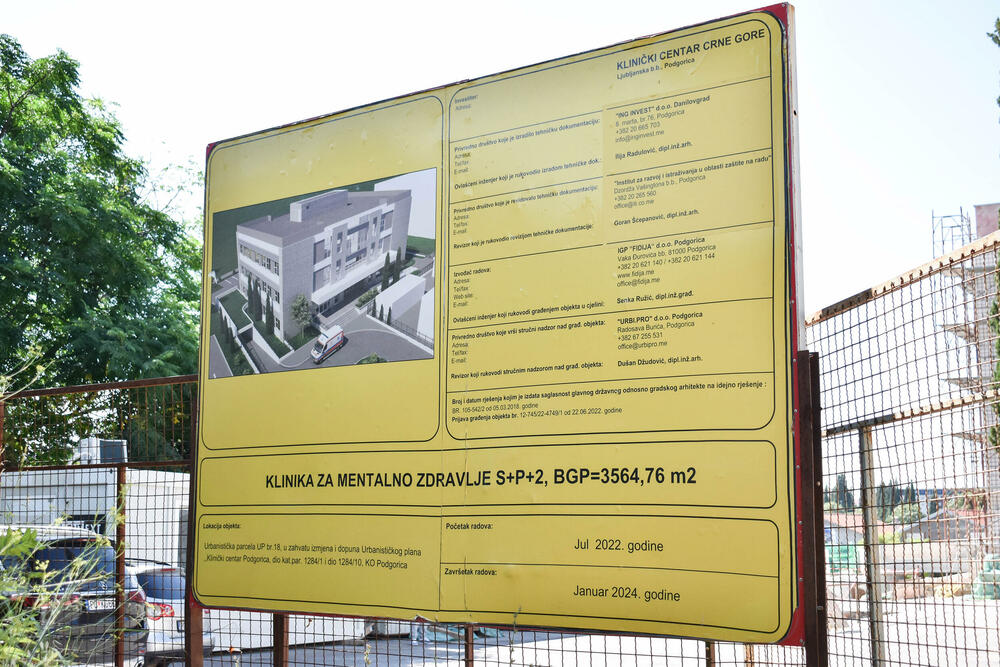 <p>Ministar zdravlja, Dragoslav Šćekić je sa direktoricom Kliničkog centra Crne Gore (KCCG) Ljiljanom Radulović i predstavnikom izvođača radova, firmom "Fidija" obišao gradilište buduće klinike</p>