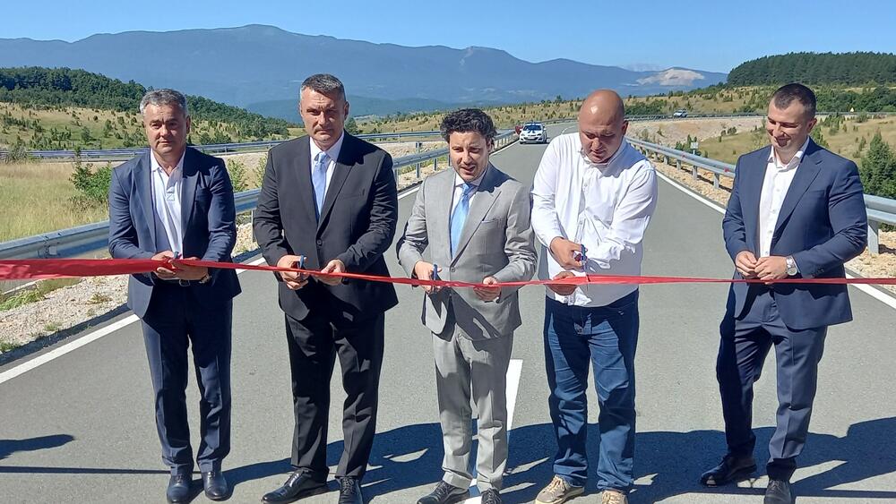 <p>Abazović je otvorio put iako jedna dionica tog puta od Dajevića hana do Jugoštice u dužini od 1,7 kilometara još uvijek nije završena, već je samo postojeći put presvučen novim slojem asfalta</p>