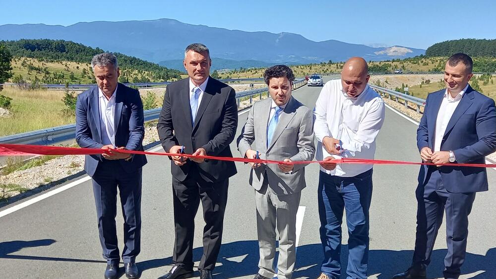 <p>Abazović je otvorio put iako jedna dionica tog puta od Dajevića hana do Jugoštice u dužini od 1,7 kilometara još uvijek nije završena, već je samo postojeći put presvučen novim slojem asfalta</p>