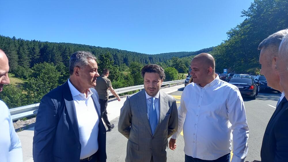 <p>Abazović je otvorio put iako jedna dionica tog puta od Dajevića hana do Jugoštice u dužini od 1,7 kilometara još uvijek nije završena, već je samo postojeći put presvučen novim slojem asfalta</p>