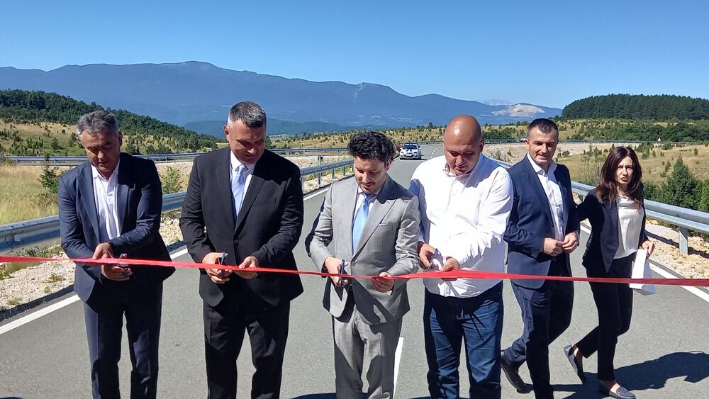 <p>Abazović je otvorio put iako jedna dionica tog puta od Dajevića hana do Jugoštice u dužini od 1,7 kilometara još uvijek nije završena, već je samo postojeći put presvučen novim slojem asfalta</p>