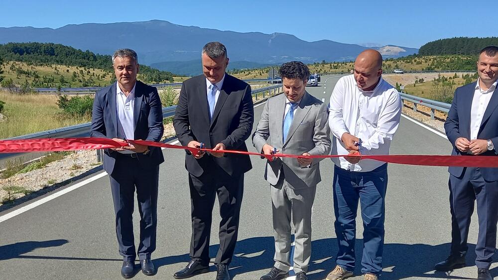 <p>Abazović je otvorio put iako jedna dionica tog puta od Dajevića hana do Jugoštice u dužini od 1,7 kilometara još uvijek nije završena, već je samo postojeći put presvučen novim slojem asfalta</p>