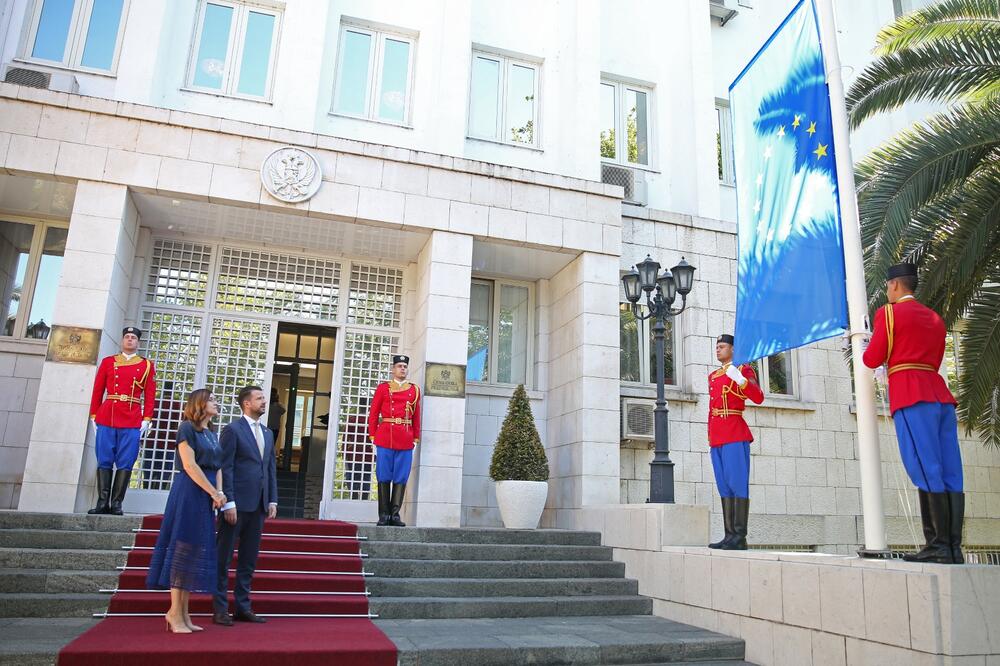 Popa i Milatović tokom podizanja zastave EU, Foto: Služba za informisanje predsjednika Crne Gore