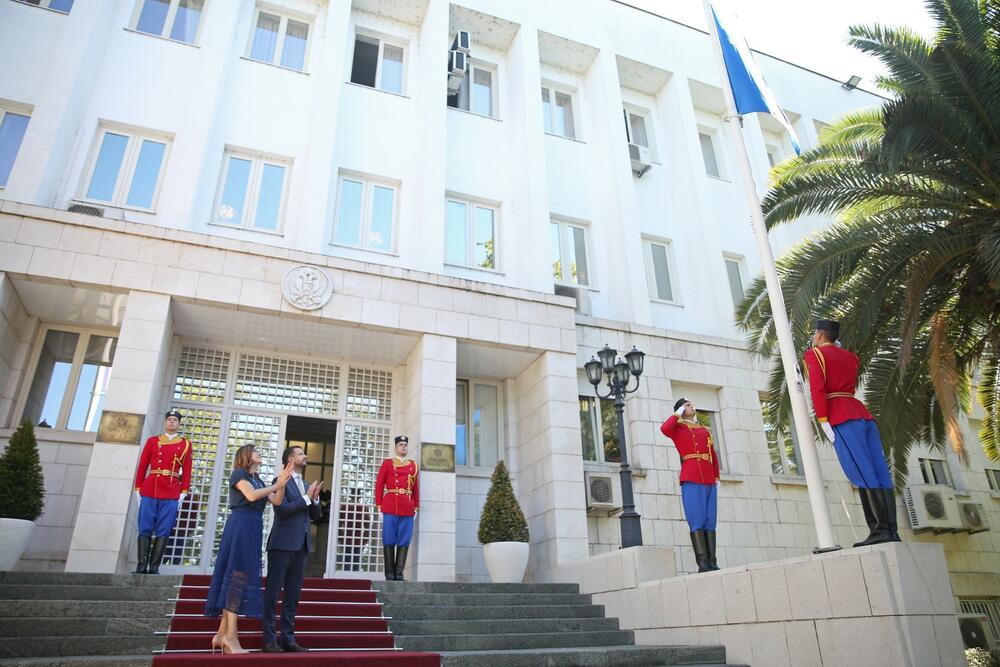 <p>"Danas smo simbolično podigli zastavu EU ispred zgrade Predsjednika Crne Gore kao podsjetnik gdje Crna Gora zapravo pripad", rekao je Milatović</p>