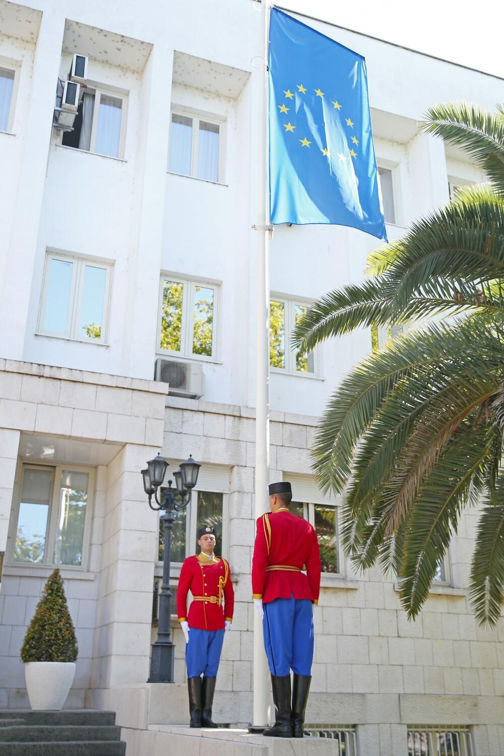 <p>"Danas smo simbolično podigli zastavu EU ispred zgrade Predsjednika Crne Gore kao podsjetnik gdje Crna Gora zapravo pripad", rekao je Milatović</p>