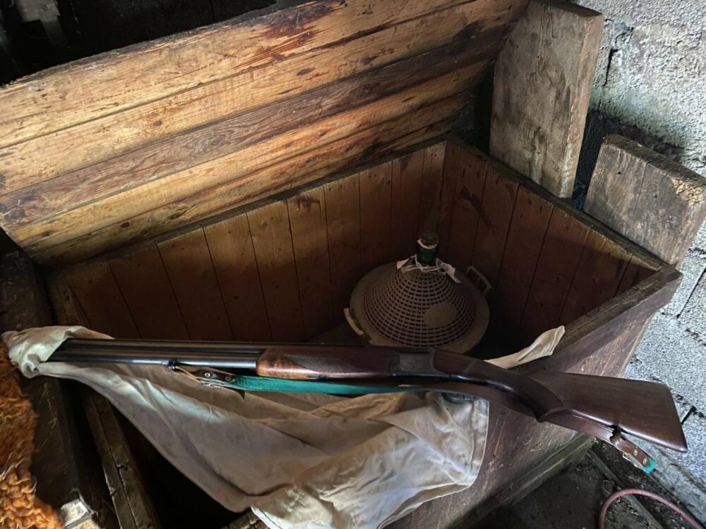 <p>"Pronađena je i lovačka puška i 15 komada municije za istu."</p>