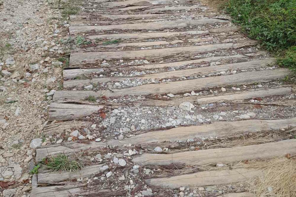 Stavili daske da bi se moglo proći, Foto: Privatna arhiva