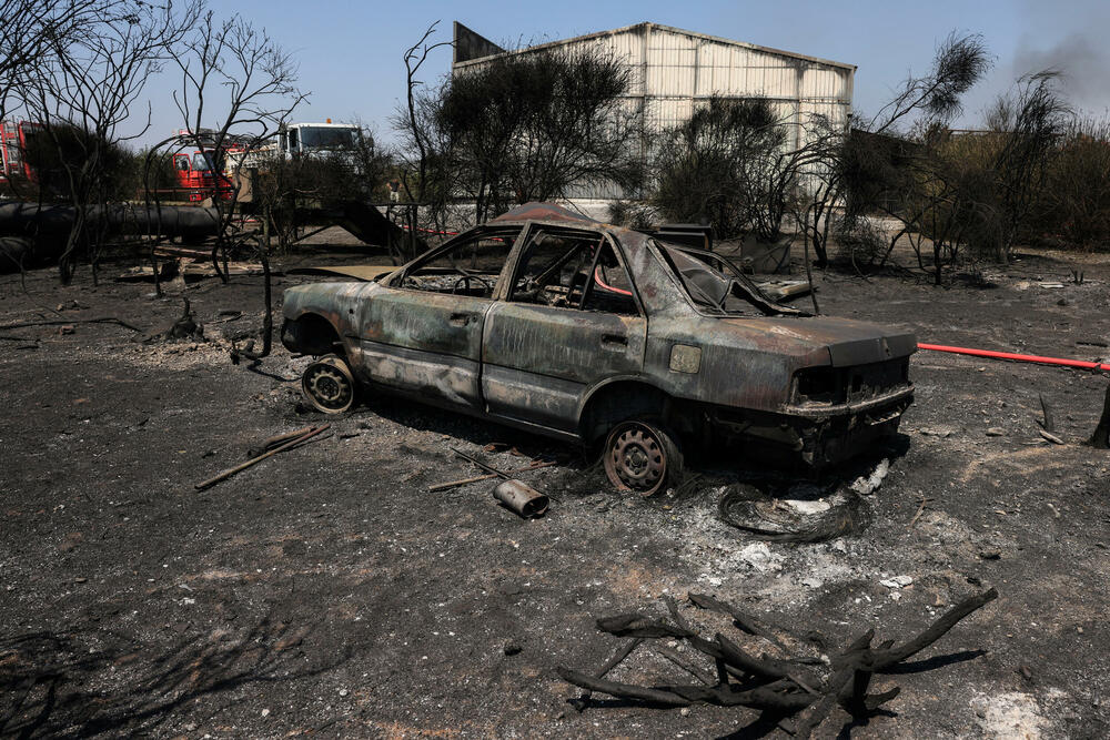 <p>Poslije dvije nedjelje borbe protiv stotina požara koji su izbili u zemlji više od 460 vatrogasaca i dalje je u potpunosti mobilisano oko najvećih žarišta koji su posljednjih dana bili na ostrvima Rodos i Krf, ljetnjim turističkim destinacijama, kao i u centralnom dijelu Grčke, kod Volosa, u prefekturi Magneziji</p>