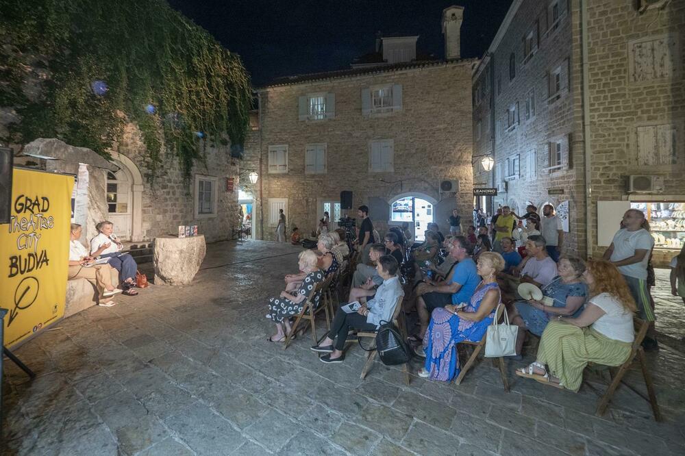 Veče na Trgu pjesnika, Foto: Grad Teatar Budva