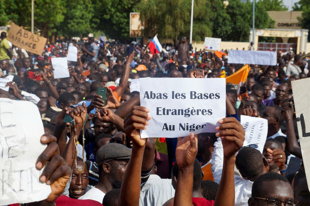 <p>Nekoliko dana nakon što su pobunjeni vojnici svrgnuli demokratski izabranog predsjednika Nigera, neizvjesnost oko budućnosti zemlje raste i neki navode razloge hunte za preuzimanje kontrole</p>