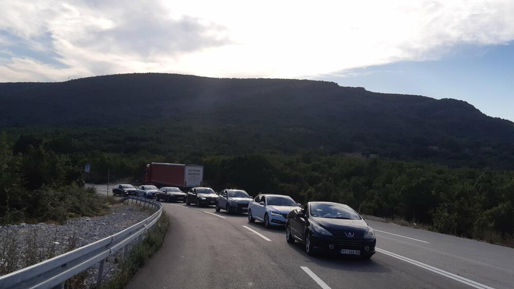 <p>Kolona iz pravca Bileće je kilometarska, dok iz pravca Nikšića nema gužve</p>