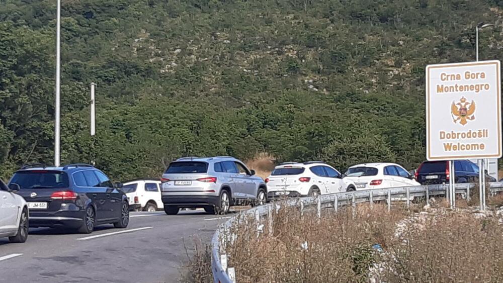 <p>Kolona iz pravca Bileće je kilometarska, dok iz pravca Nikšića nema gužve</p>