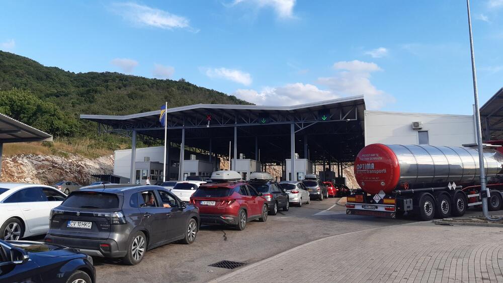 <p>Kolona iz pravca Bileće je kilometarska, dok iz pravca Nikšića nema gužve</p>