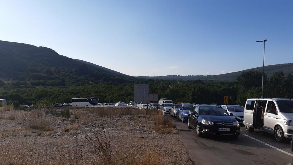 <p>Kolona iz pravca Bileće je kilometarska, dok iz pravca Nikšića nema gužve</p>