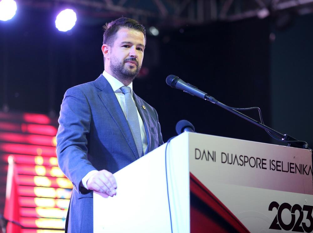 <p>Na gradskom trgu u Plavu sinoć je, u organizaciji Uprave za saradnju sa dijasporom-iseljenicima i Opštine Plav, održana završna proslava ovogodišnjih Dana dijaspore-iseljenika</p>