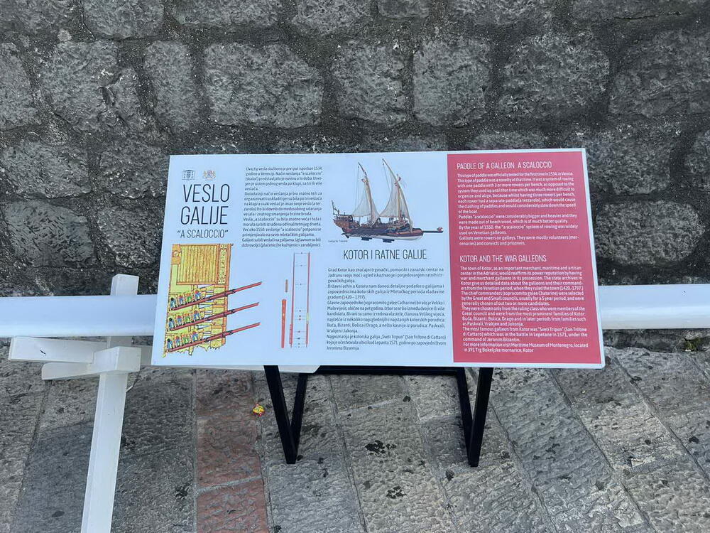 <p>Pred gradskim vratima postavili repliku vesla sa venecijanskog broda iz 16. vijeka, čime je oživljen samo mali segment slavne pomorske prošlosti grada Kotora</p>